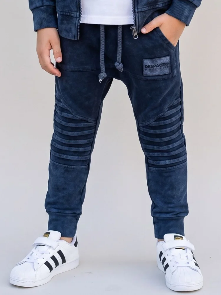 Spodnie dekatyzowane slim  zakładki / navy blue DESPACITO    