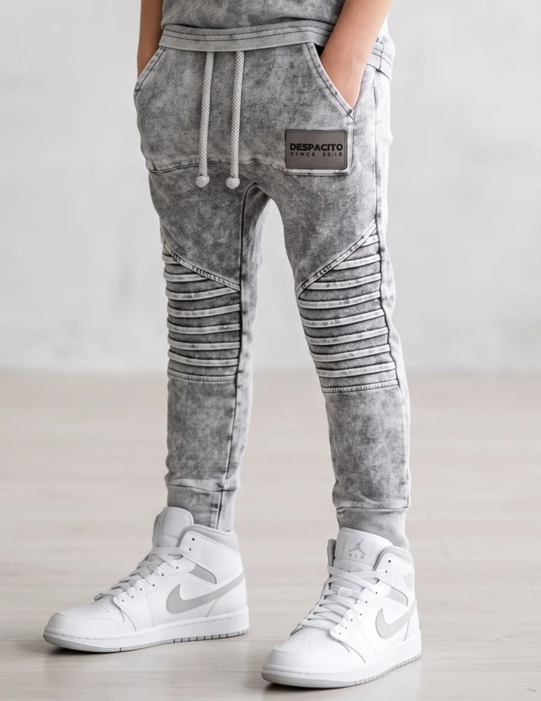 Spodnie dekatyzowane slim  zakładki / szare DESPACITO 
